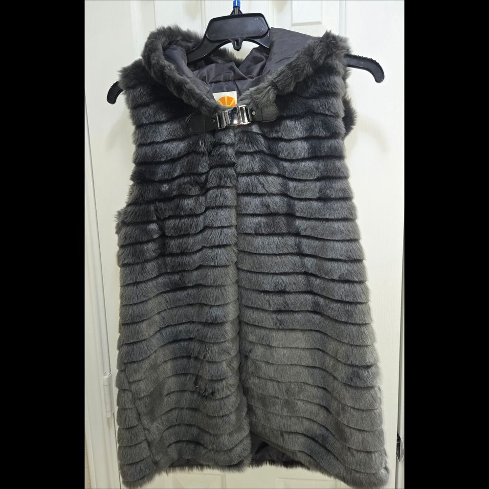 C & C California Dark Gray Faux Fur Vest Buckle Closure Women's Size Large EUC